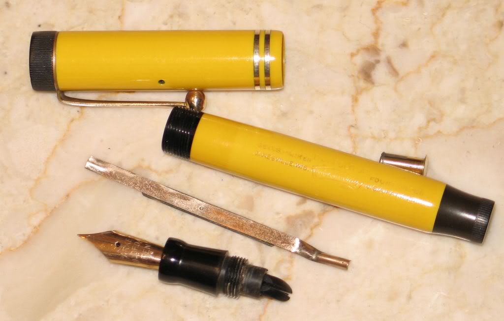 Una Duofold smontata con al centro il corpo della penna.