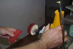 Fig. 6 - Caricamento della spazzola.