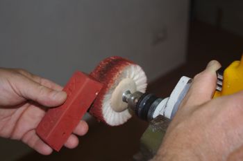 Fig. 6 - Caricamento della spazzola.